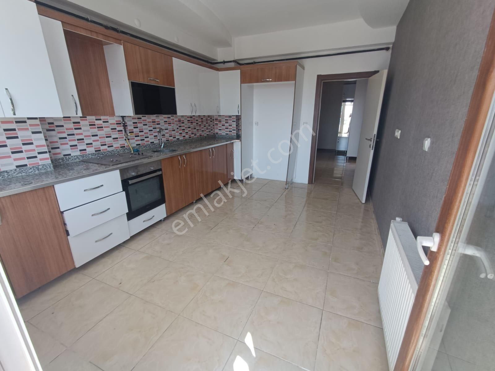 Zümrütkent Caddesinde Kiralık 3+1