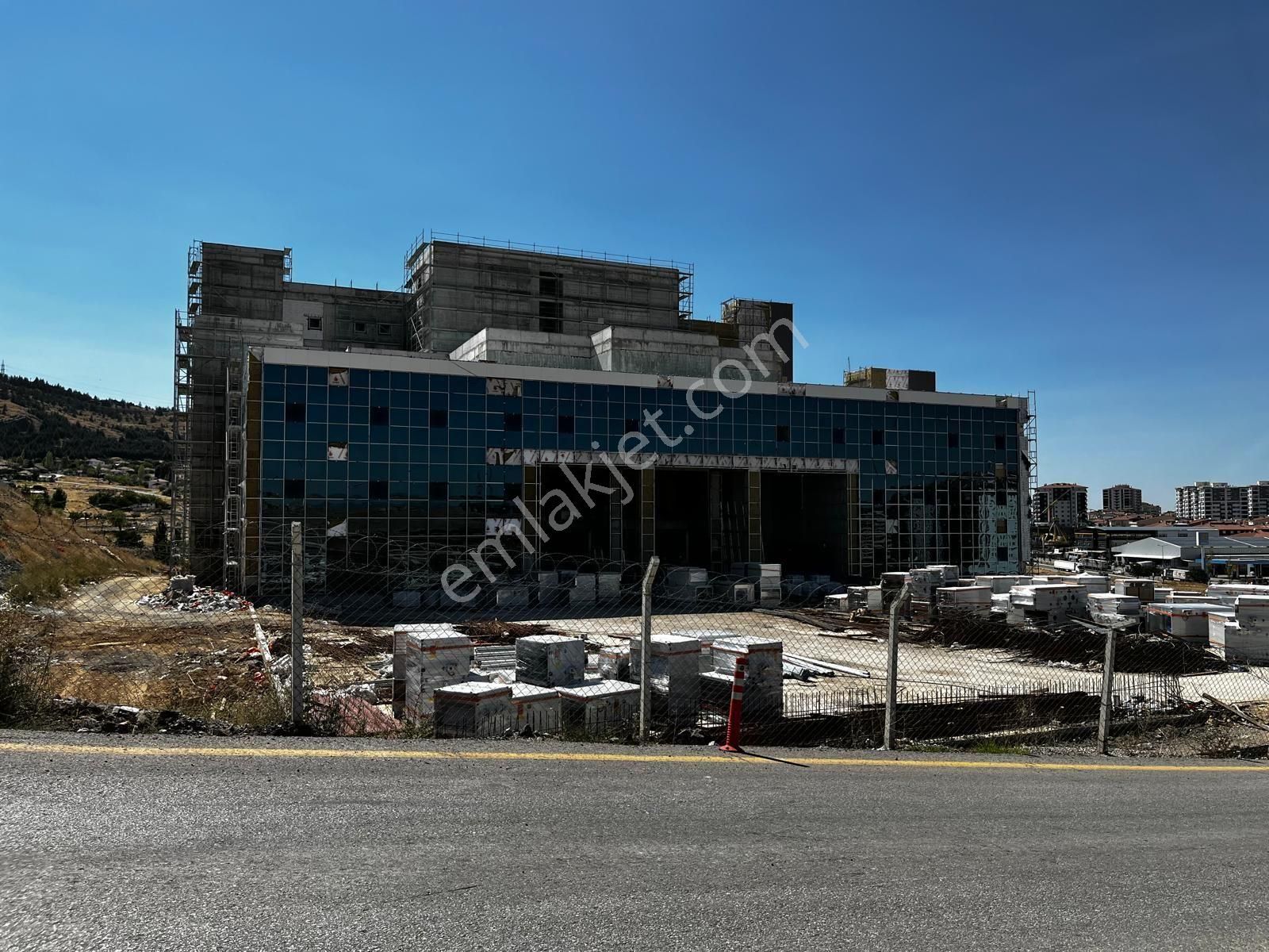 Devlet Hastanesi Yakınında 700 Metre Cadde Üzerinde Açıklamayı Okuyunuz