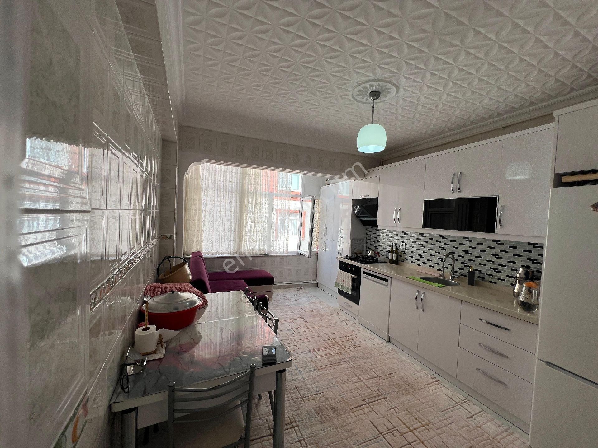 Altınşehir Mahallesinde Satılık Geniş Bakımlı 2+1 Daire