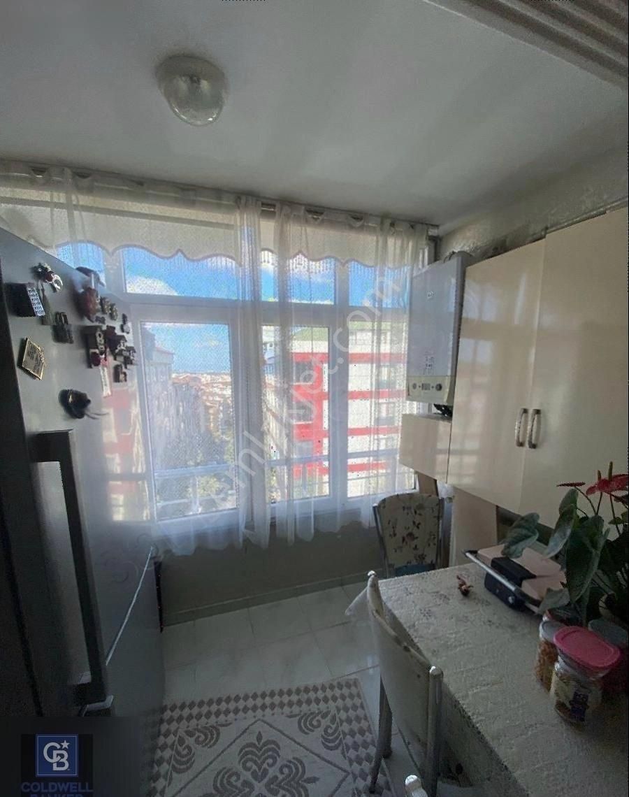 Arnavutköy'de Cadde Cephe Satılık Geniş Dubleks