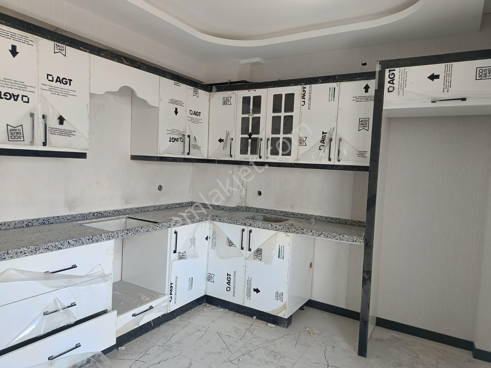 Meram Alakova'da Satılık 2+1 Sıfır Yüksek Giriş Kat 500 M2 Bahçeli Daire