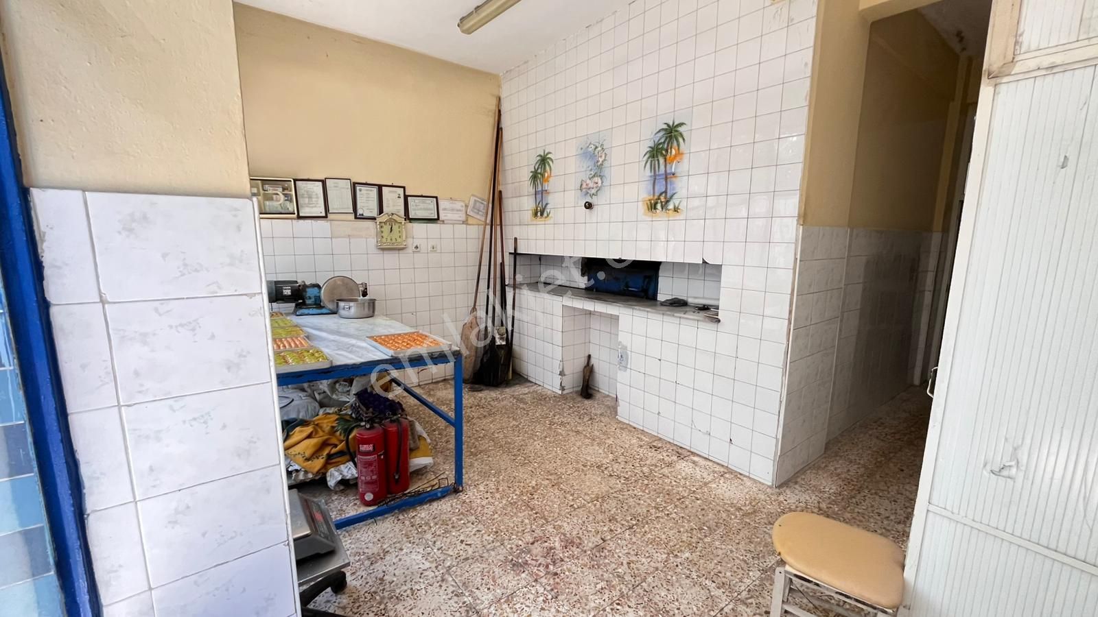 Karabağlar Bozyaka Kapalı Pazar Yakını Satılık Karafırınlı Dükkan - Görsel 4