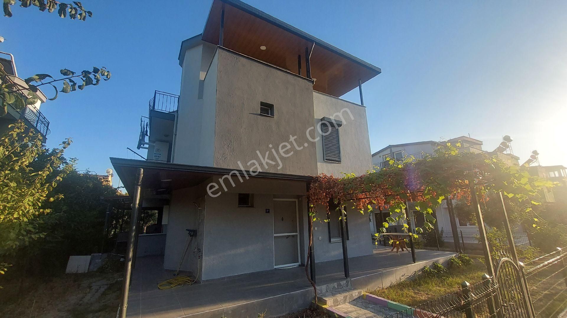 Kuşadası Yavansuda Denize 400 Mt Mesafede Bahçeli Full Eşyalı Satılık 4+1 Triplex
