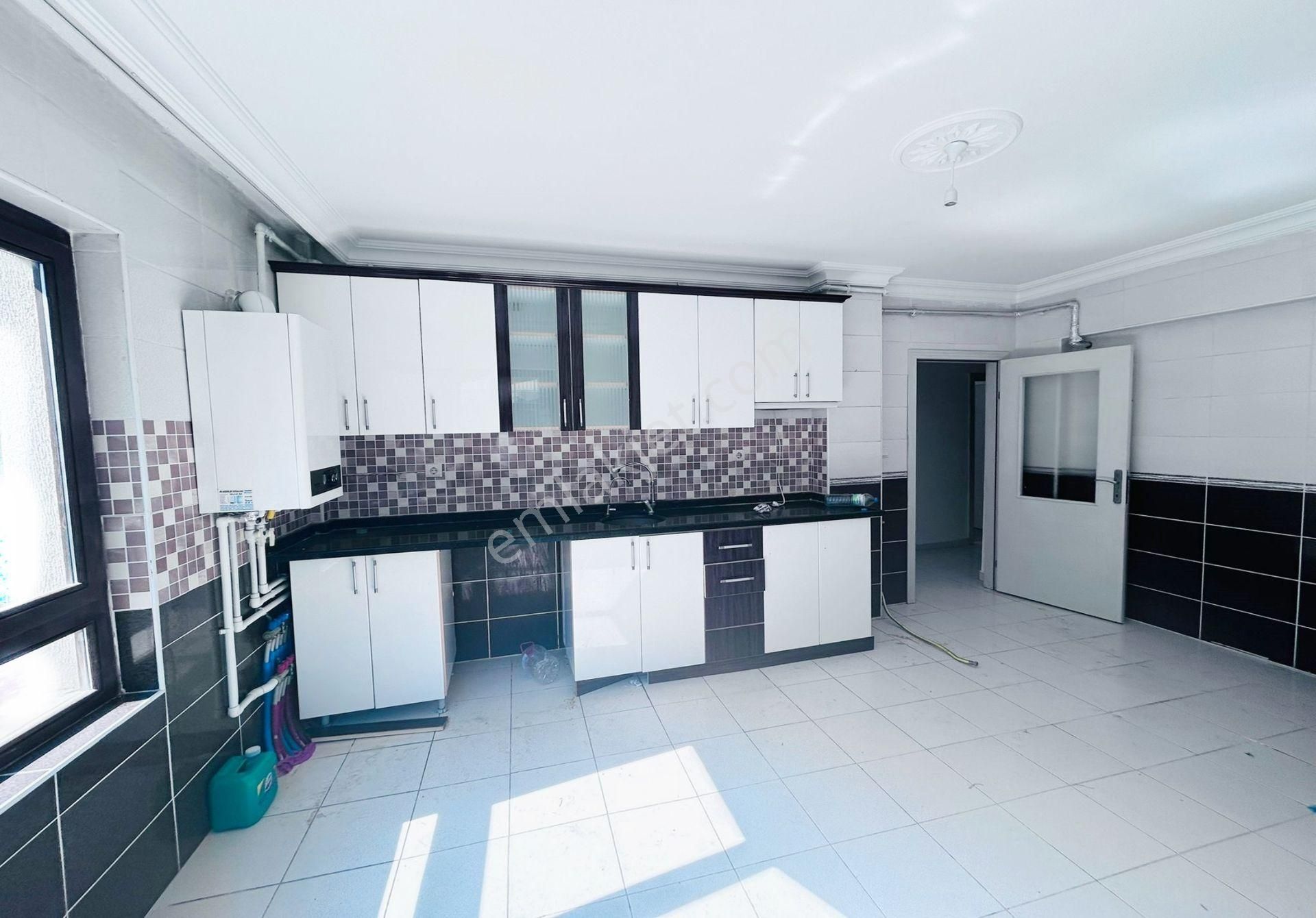Şirintepe'de Cadde Yakını 3+1 Kiralık Daire..1