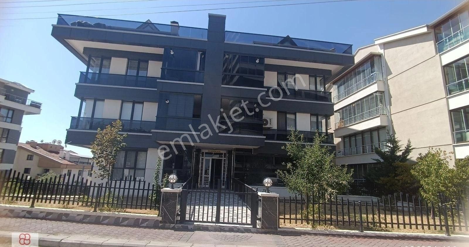 450.cadde Yakını Mustakil Teras Ve Bahçeli Mobleli 2+1 Daire