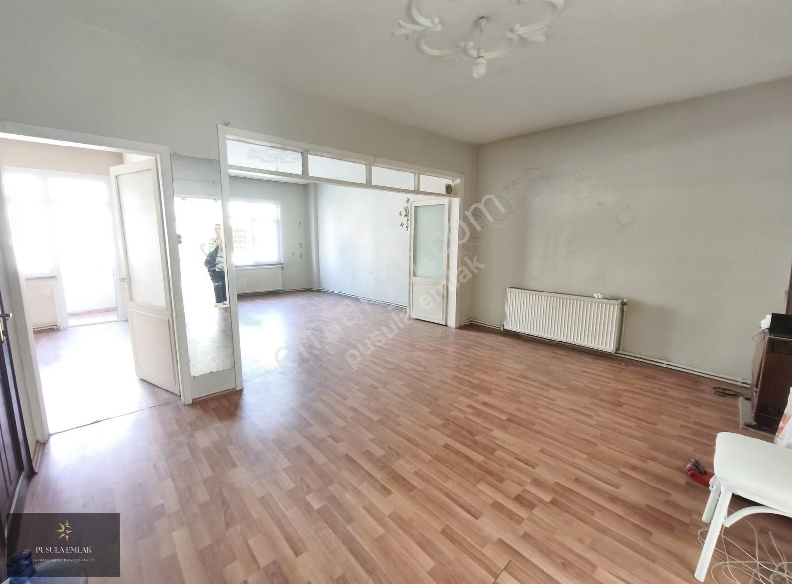 E.edirne Asfalt.a.fuatbaşgil Tramvay Duragı Önü 130 M² 3+1 Daire