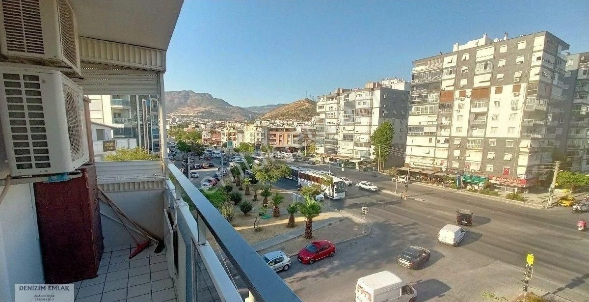 Yeni Girne Cadde Üstü Eşyalı Kiralık 3+1 Ara Kat Daire