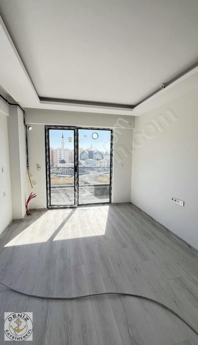 Yatay Mimari Projede Geniş Teraslı 1+1 Daireler - Görsel 16