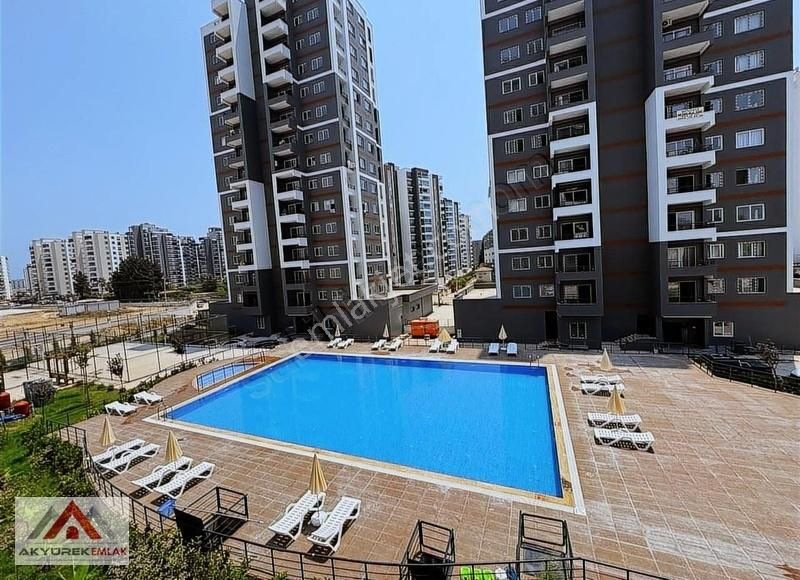 Akyürek'ten Mezitli Deniz Mah'de Acil Satılık 2+1 Havuzlu Daire