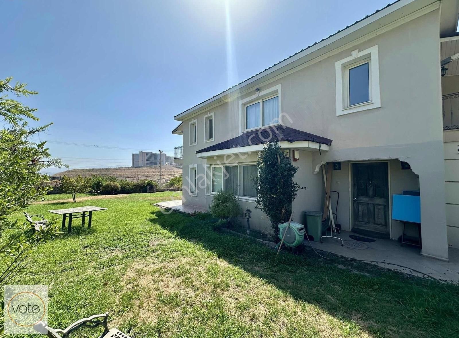 Laka'da, Şehir Hastanesi Yakını, Site İçi 6+1 Kiralık Villa!
