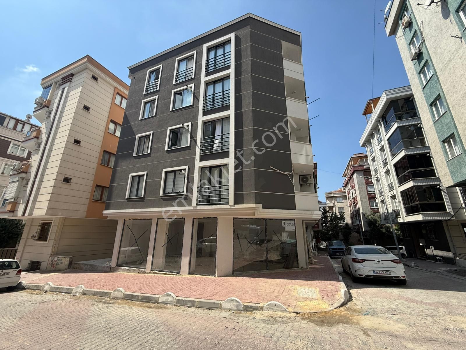 Bahçelievler Soğanlı'da Depolu Bahçe Kullanımlı 400m2 Dükkan