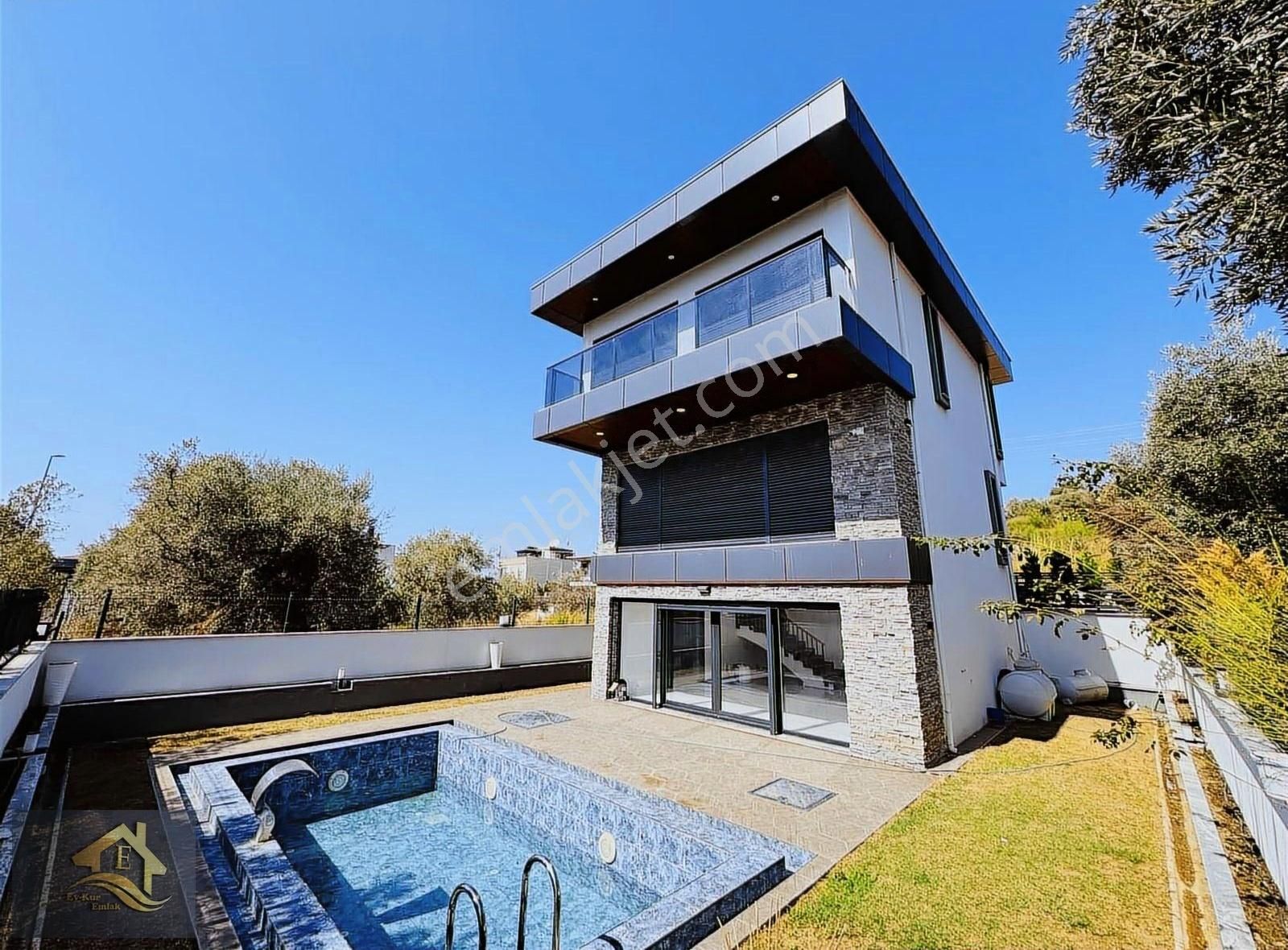 Kuşadası'nda Tam Müstakil Havuzlu Asansörlü 4+1 Eşyalı Villa