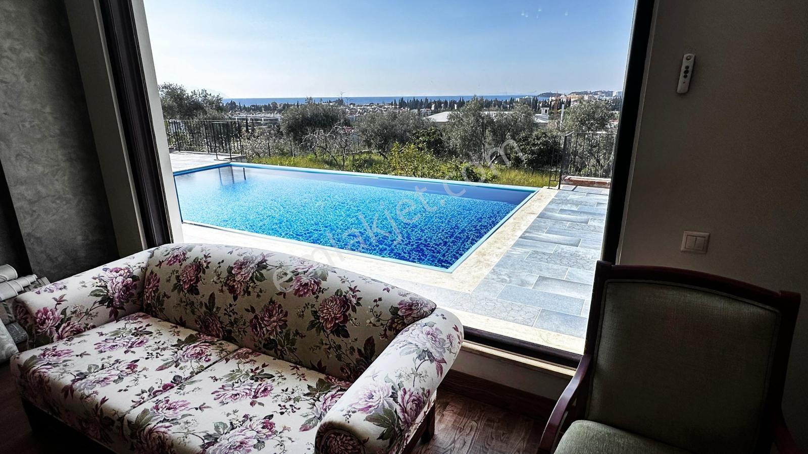 Kuşadası'nın En Gözde Villalarından 2500 M2 Arsa İçersinde Lüks Villa - Görsel 12