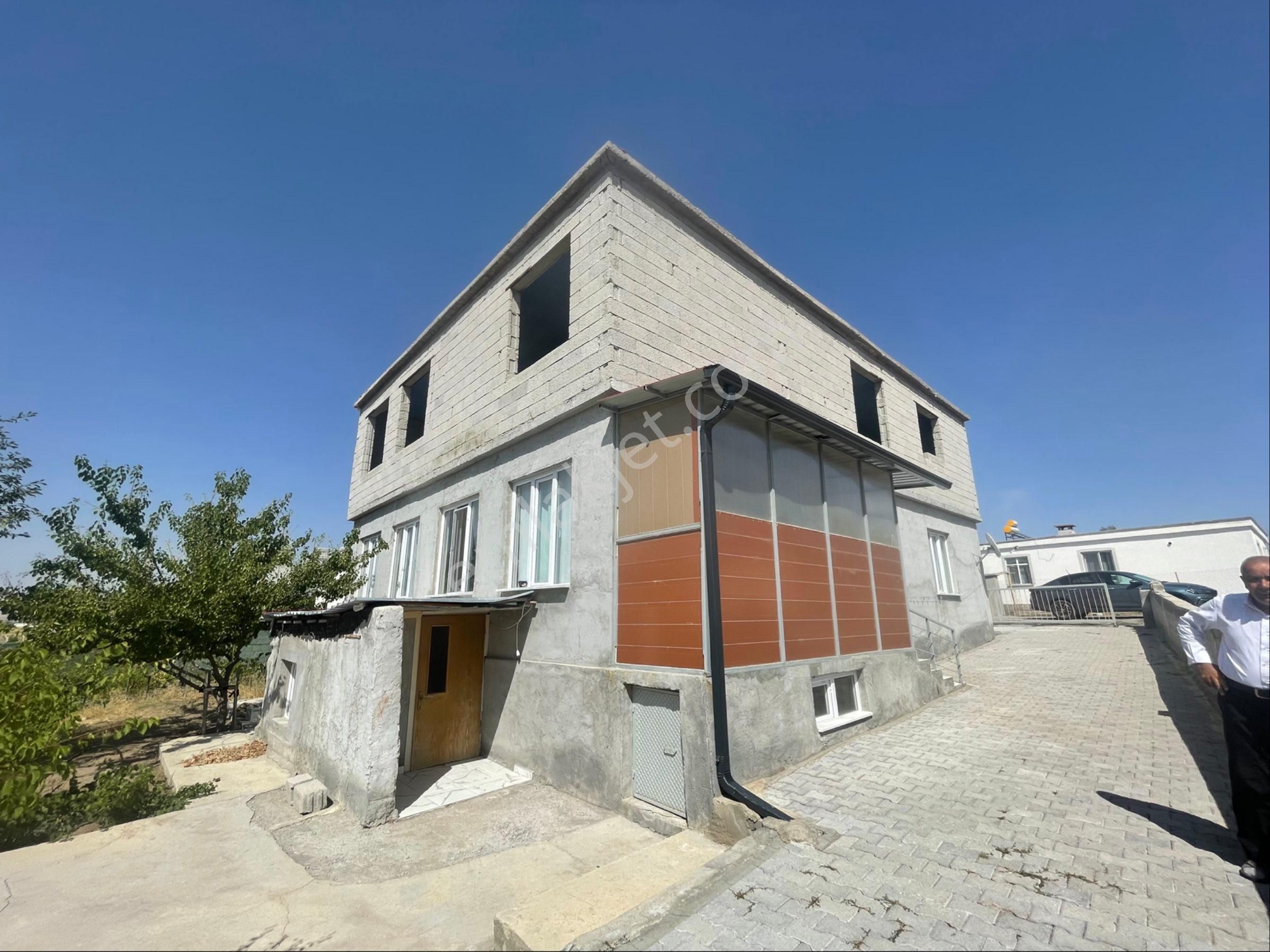 Talas Mengücek De Arsa Fiyatına 2 Katlı 850 M2 Arsalı Müstakil Ev