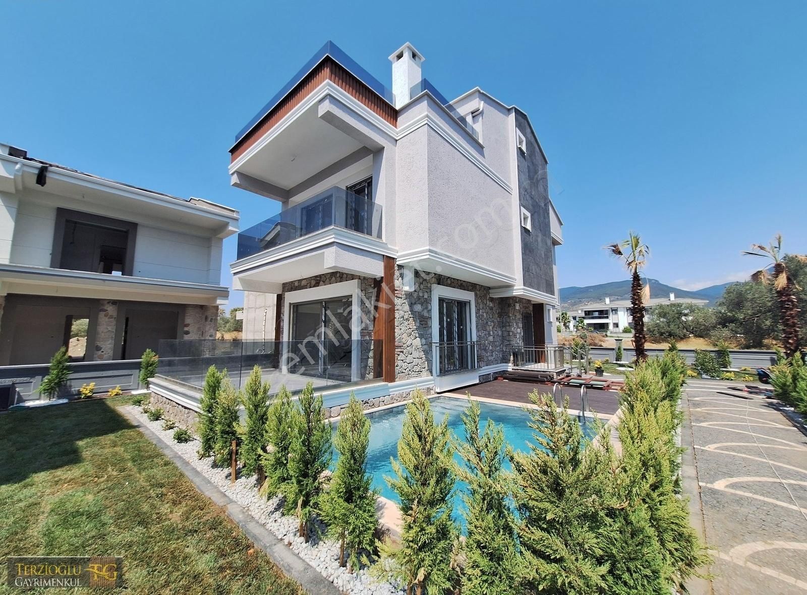Terzioğlu'ndan Güre De Deniz Tarafı 350 M2 Arsada Havuzlu Villa