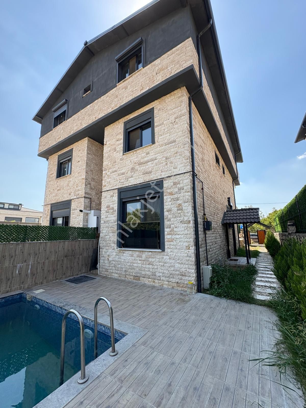 İnönü Mahallesi'nde 4+1 Havuzlu Yerden Isıtmalı Villa - Görsel 3