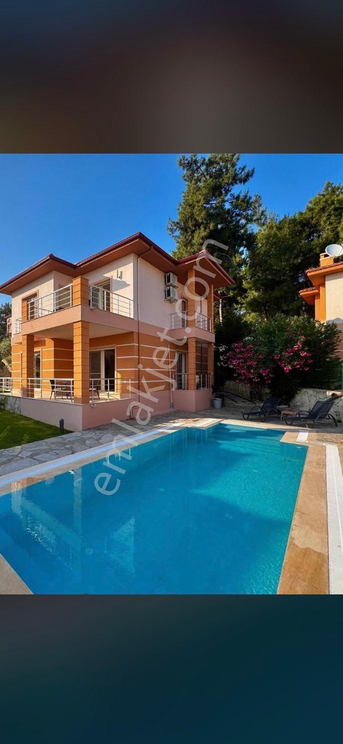 Kuşadası Soğucak Mah Satılık 3+1 Tek Müstakil Özel Havuzlu Deniz Manzaralı Villa