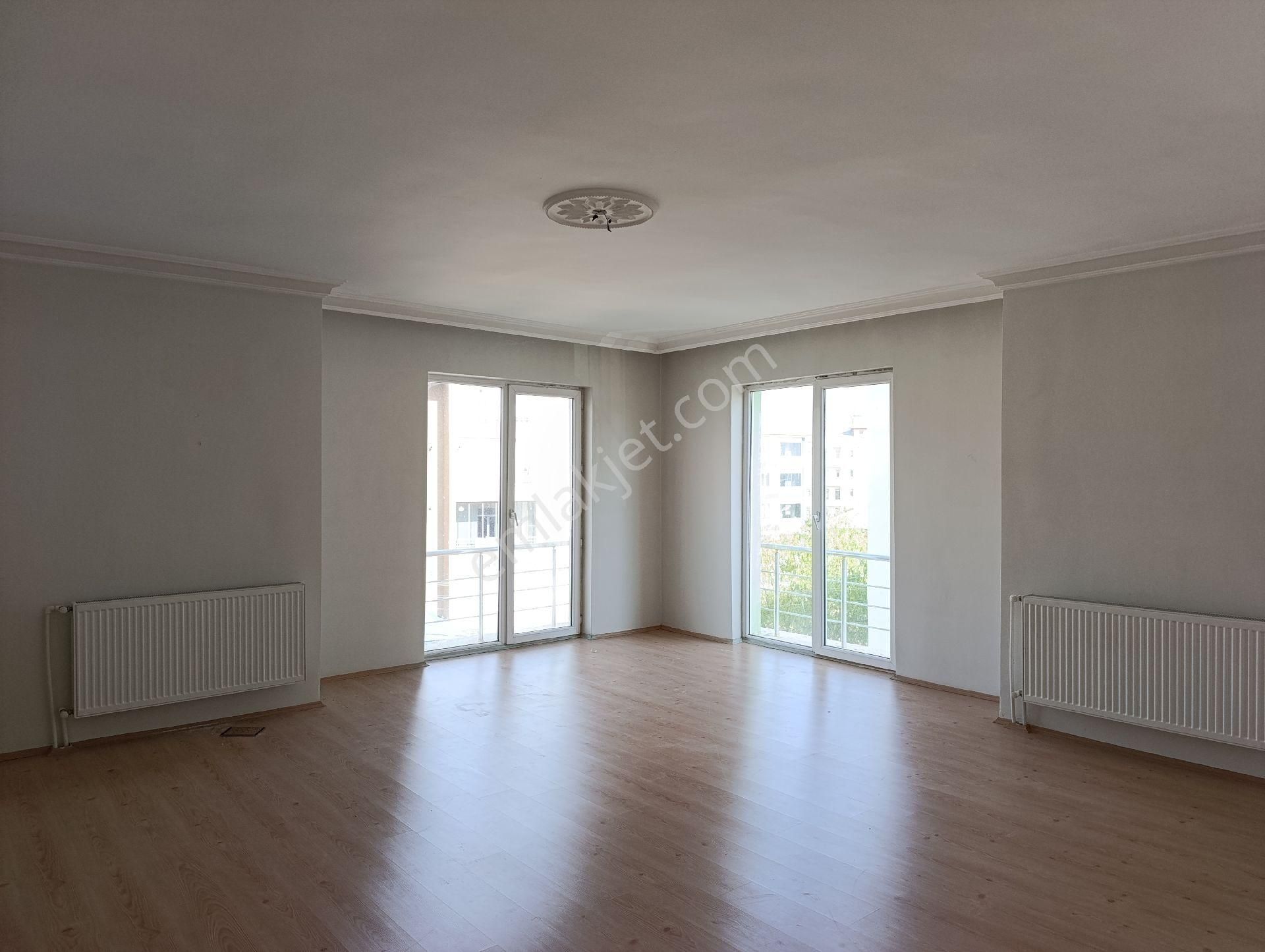 Örnek Mahallesinde Kiralık Kapalı Otoparklı Site İçerisinde Cam Balkonlu Arakatta 4+1 Daire
