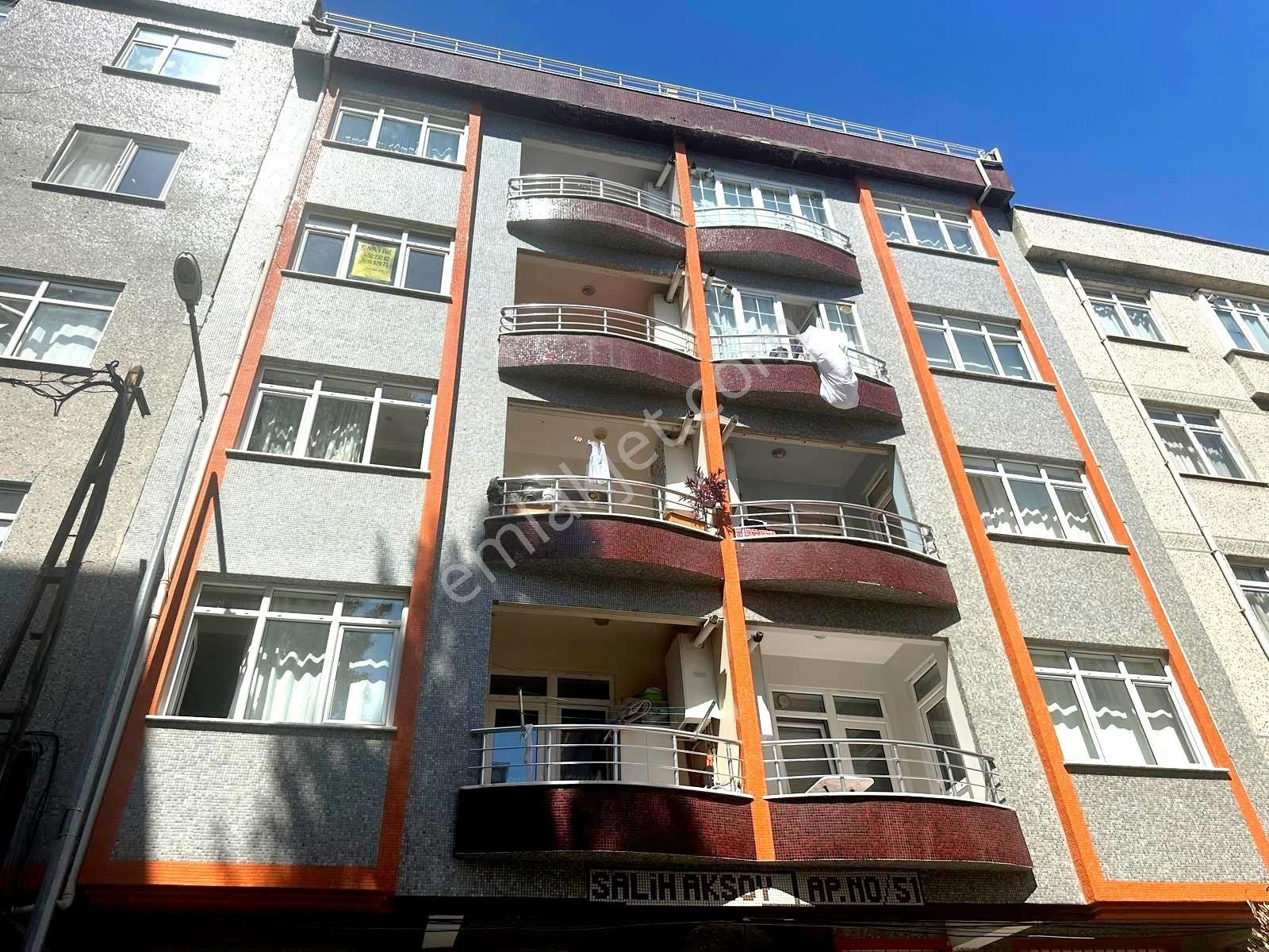 Yenibosna Çakmak Durağı Yakını 100 M2 Kredili 18 Yıllık 3 Kat Daire