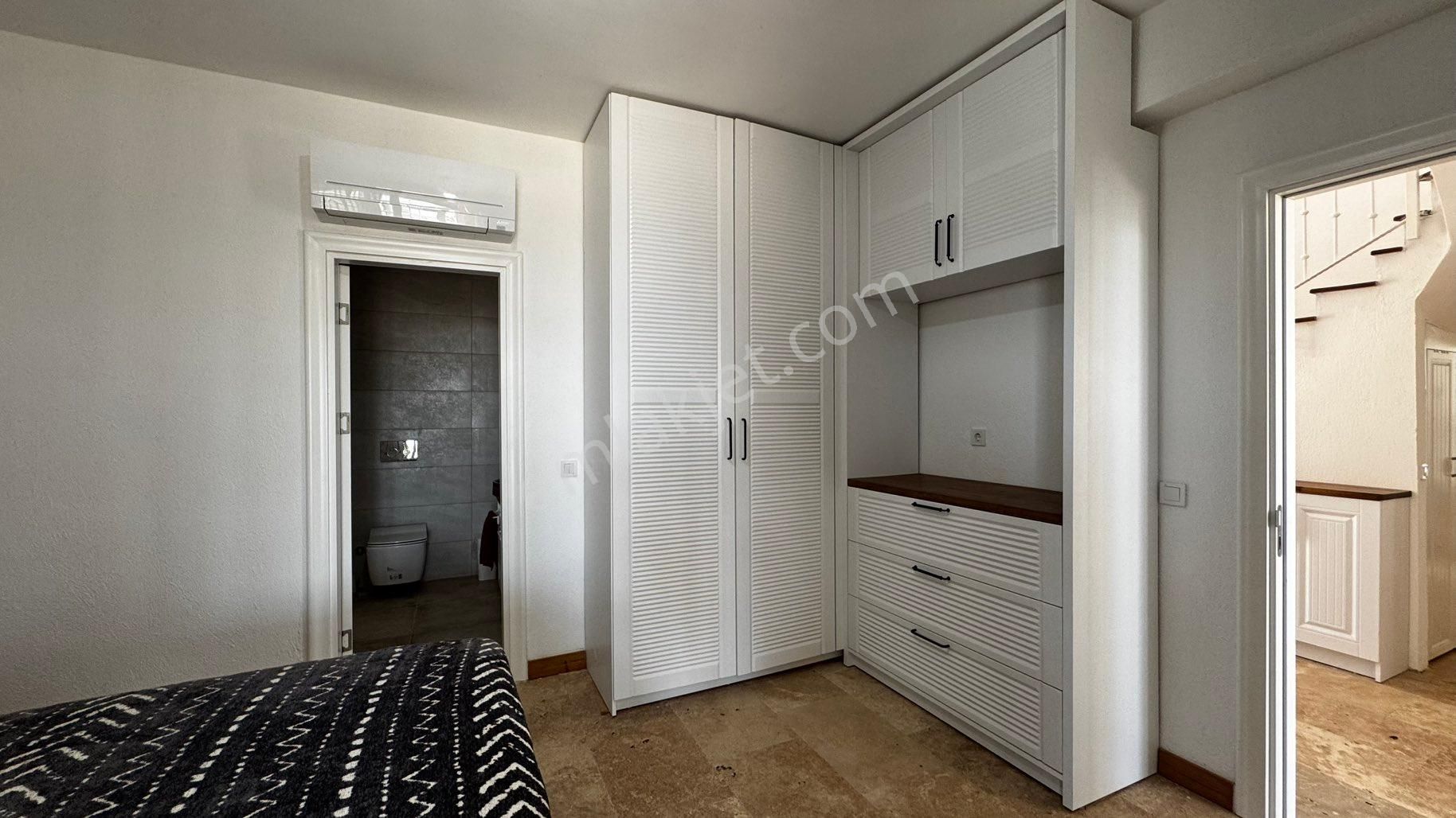 Hayat Foça Sitesi’nde Müstakil Havuzlu Eşyalı Kiralık Villa - Görsel 14