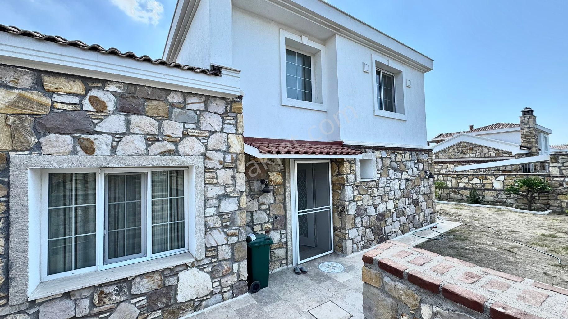 Hayat Foça Sitesi’nde Müstakil Havuzlu Eşyalı Kiralık Villa - Görsel 32