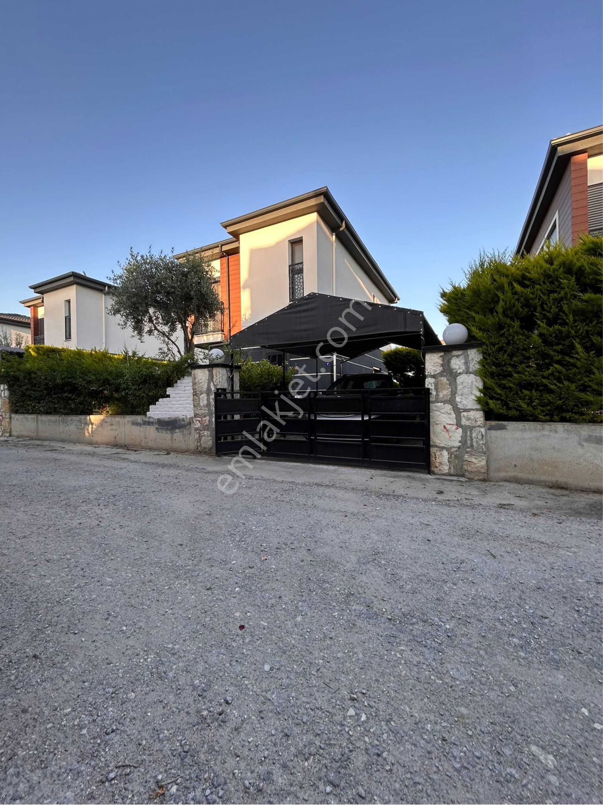 Kuşadası Davutlar Bölgesinde Denize Yakın Müstakil Villa