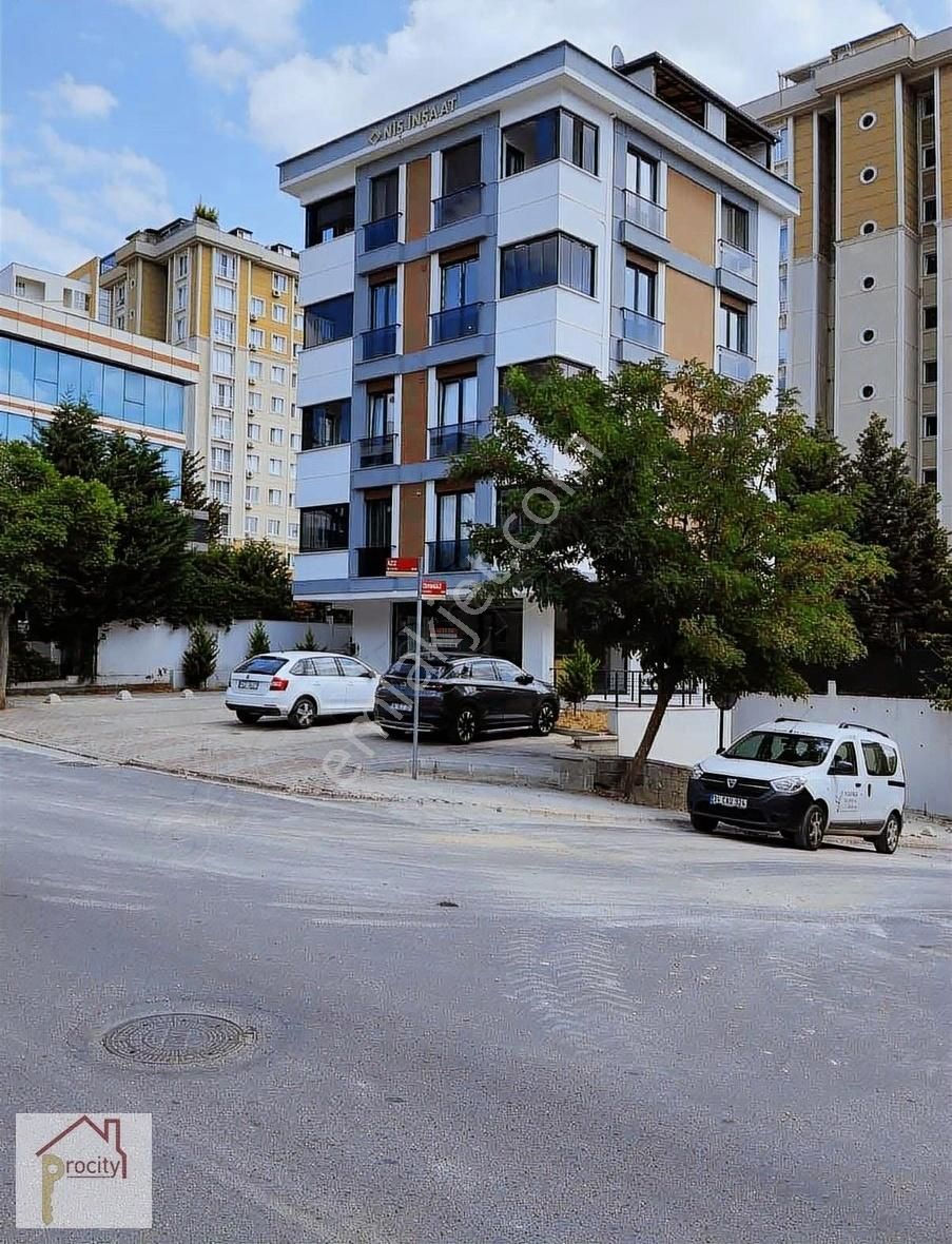 Ümraniye-finans Merkezine Yakın-aziz Bulvarı Üzeri 153mt Dükkan