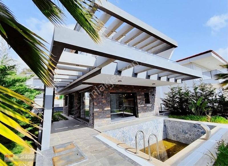 Kuşadası Müstakil Deniz Manzaralı Satılık 5+1 Ultralüks Villa