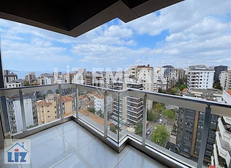 Suadiyede Deniz Manzaralı Balkonlu 4+1 Kombili Kiralık Daire