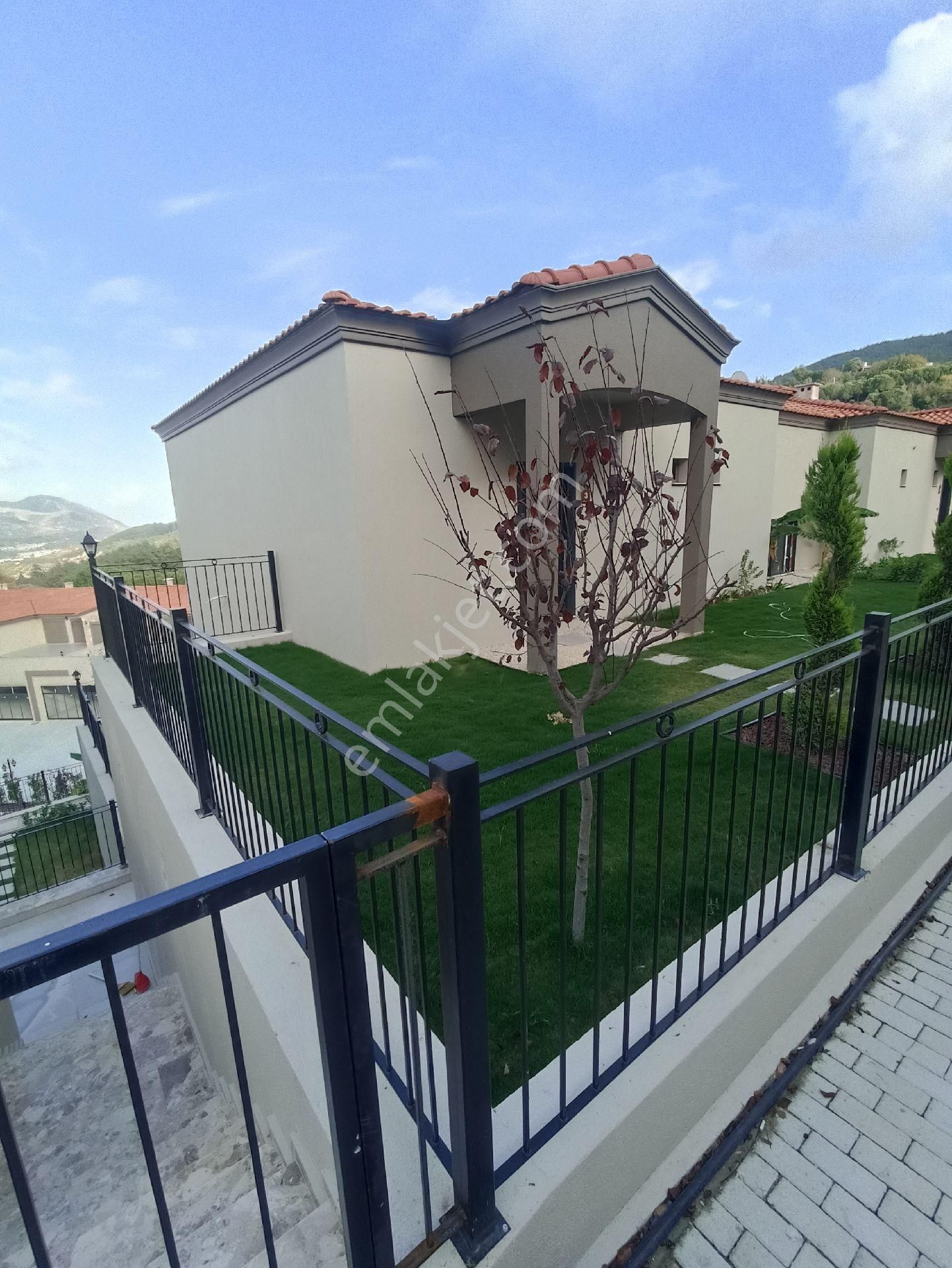 Kusadasi Davutlar Ağaçlida Satilik Bahceli 3+1 Ler Ve 2+1 Ler