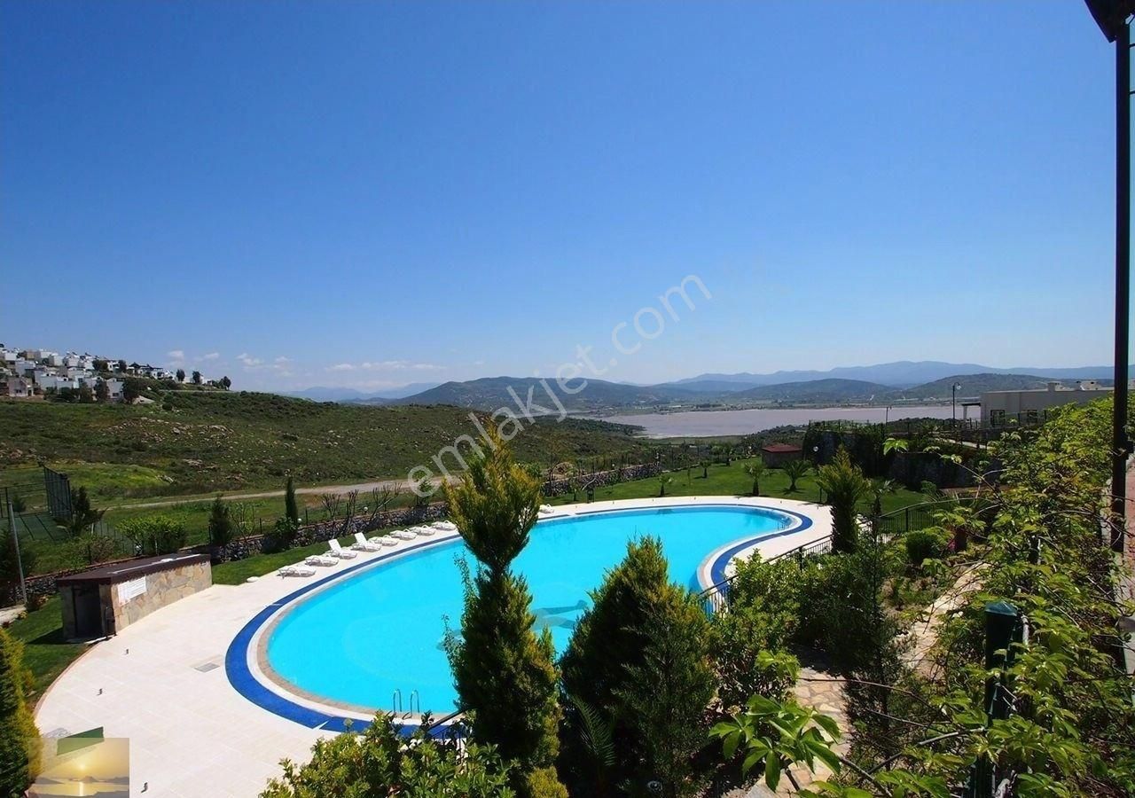 Denize Yakın Butik Sitede Satılık Manzaralı Üstkat Ev İngilizden Uygun Fiyata Ev Güvenlikli Havuzlu - Görsel 3
