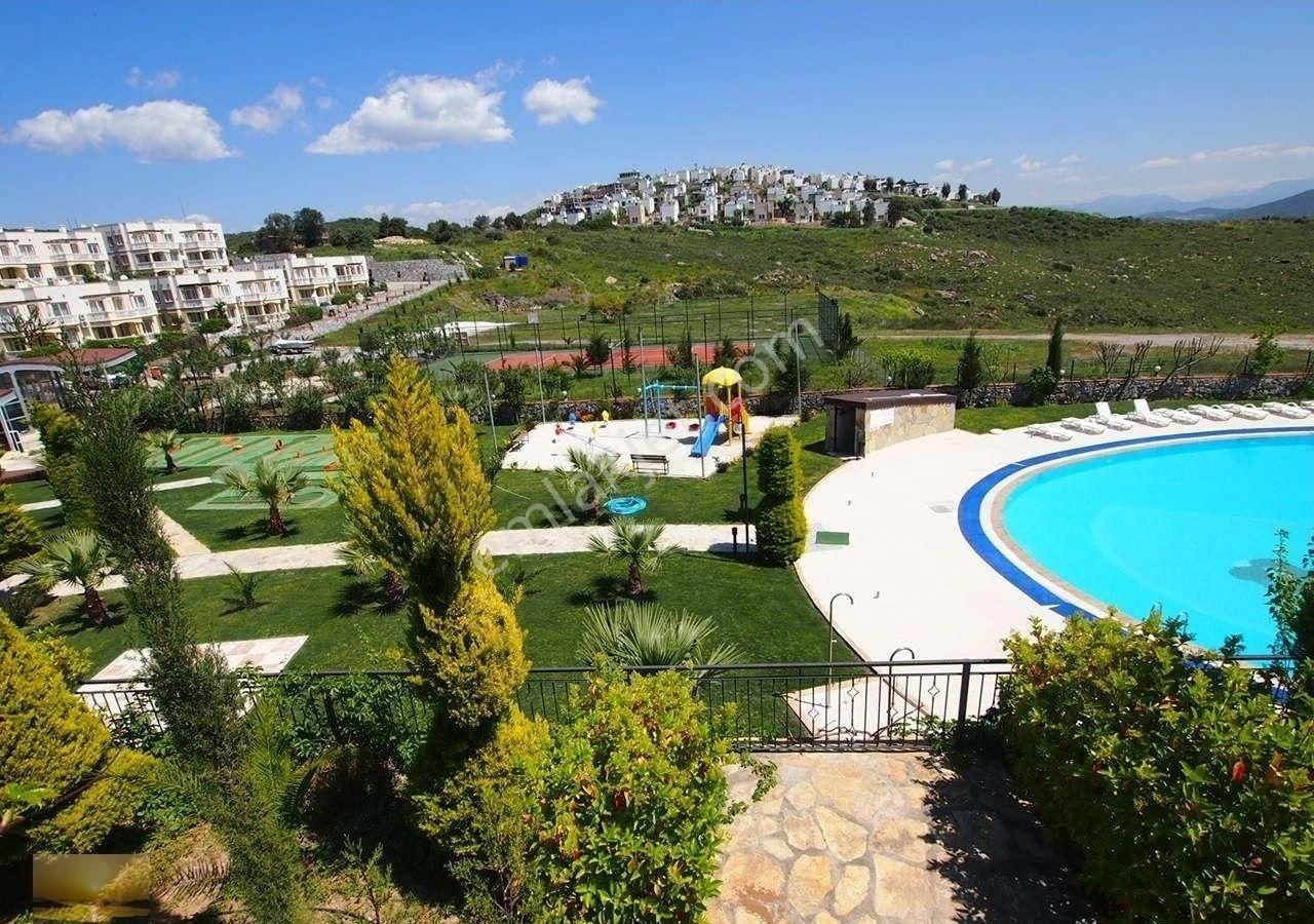 Denize Yakın Butik Sitede Satılık Manzaralı Üstkat Ev İngilizden Uygun Fiyata Ev Güvenlikli Havuzlu - Görsel 30