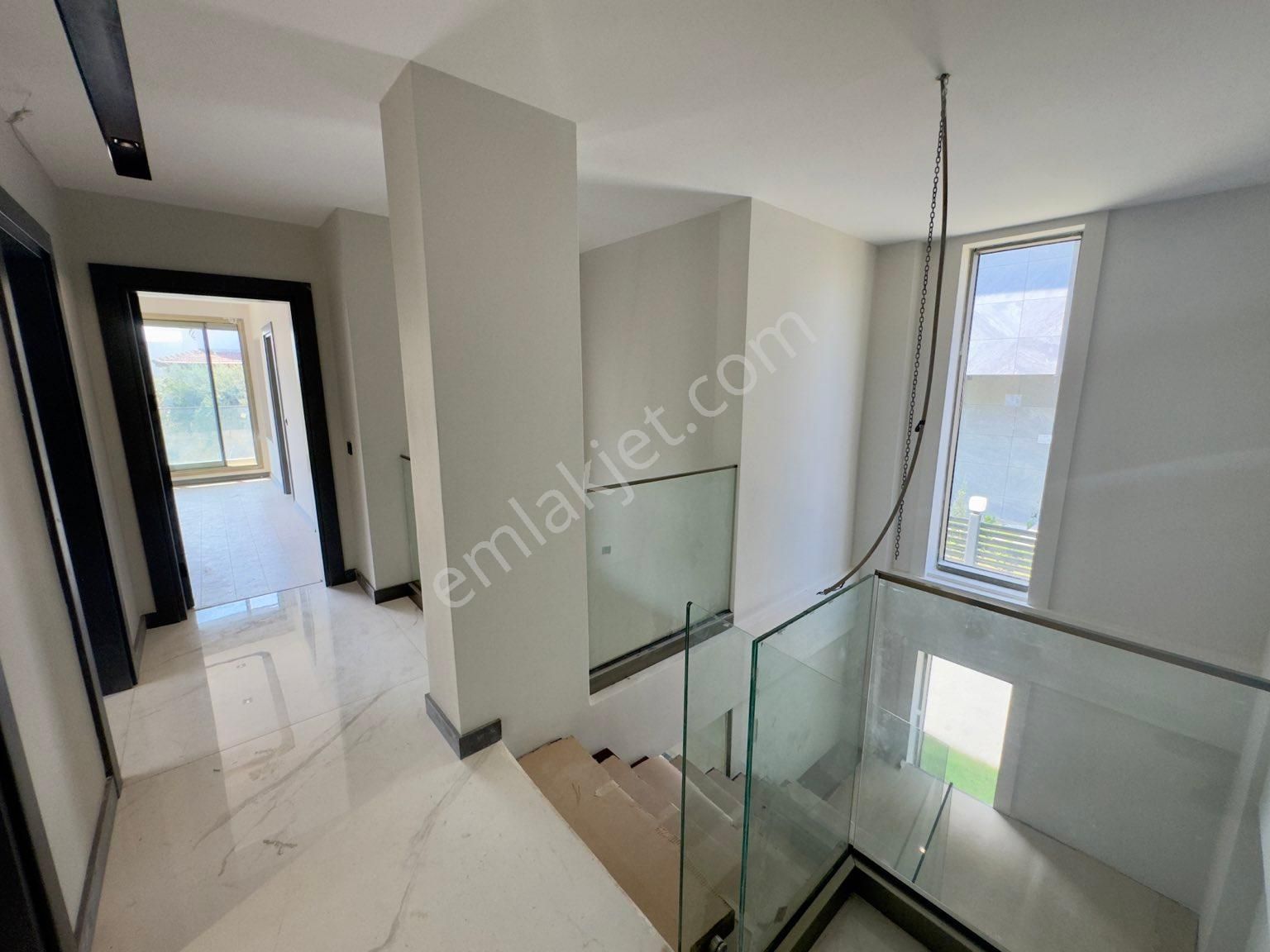 Kadınlar Denizinde Lüks Geniş Denize Yakın Satılık Villa - Görsel 24