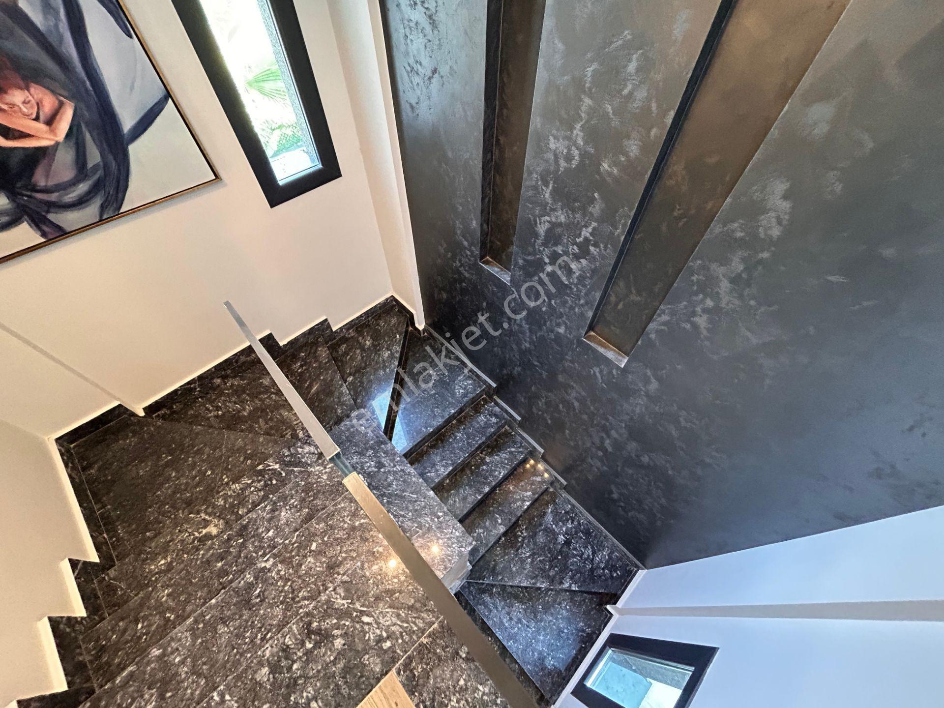 Kuşadası Merkezde Doğalgazlı 4+1 Müstakil Villa - Görsel 12