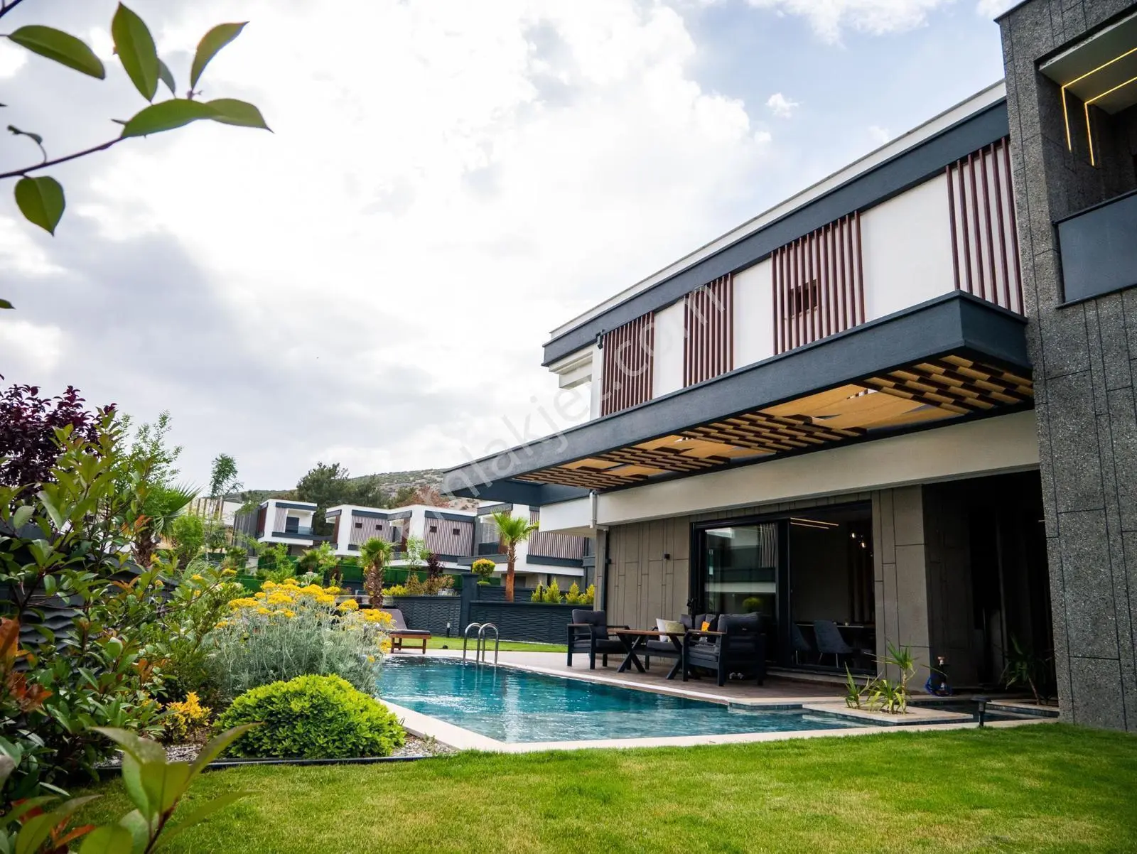 Kuşadası Merkezde Doğalgazlı 4+1 Müstakil Villa