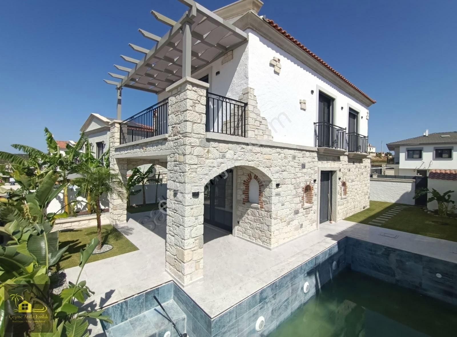 Atilla Emlak'tan Çeşme'de Satılık Tam Müstakil Havuzlu Villa