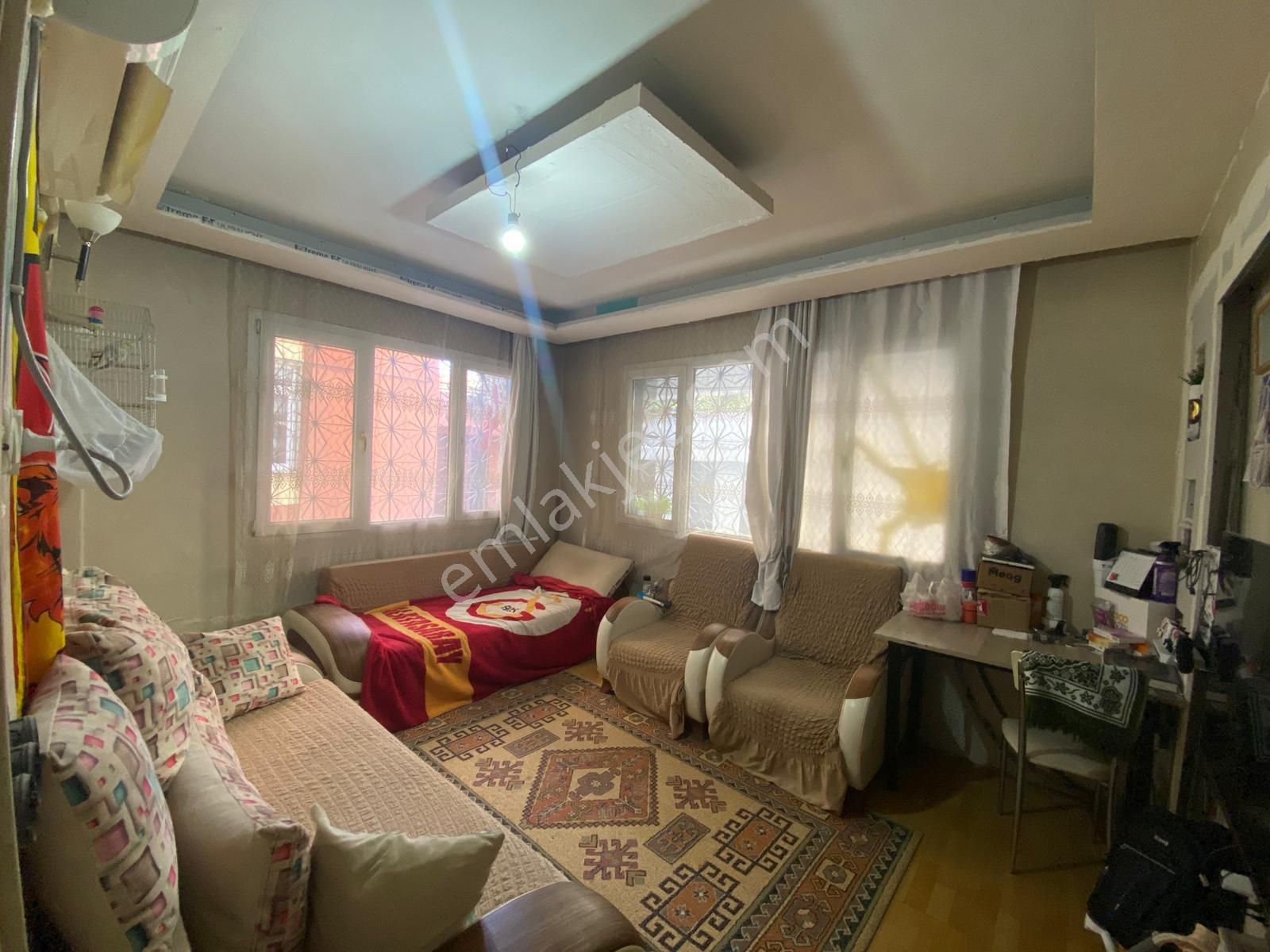 Acill Konak Zeytinlik Mah.de Kemer İzban İstasyonu Yakını 2+1 80m2 Ayrı Mutfak Giriş Kat Satılık D.