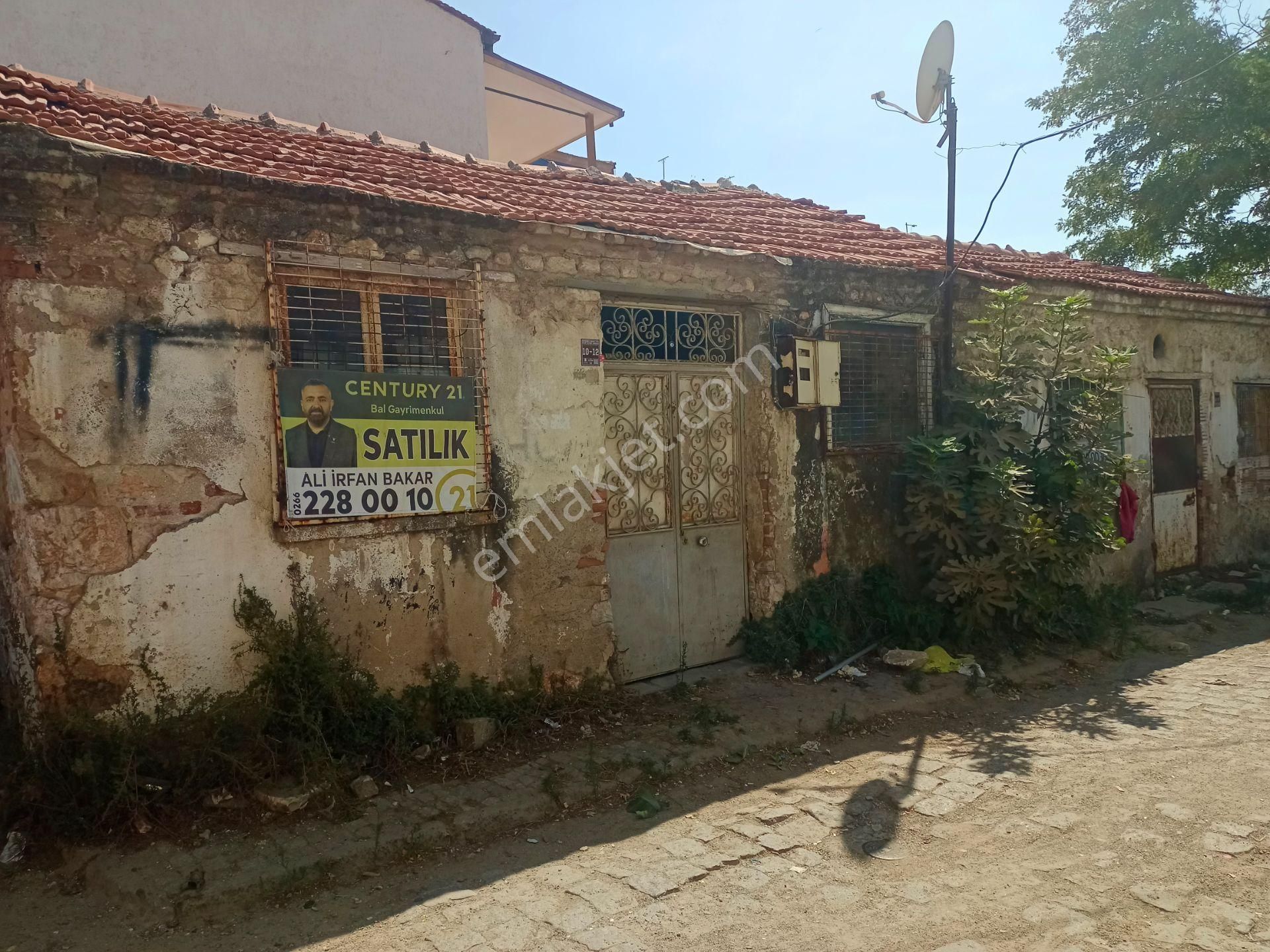 Ayvalık Hamdibeyde Cadde Üstü 105m² Arsa + 2 Ev - Görsel 5