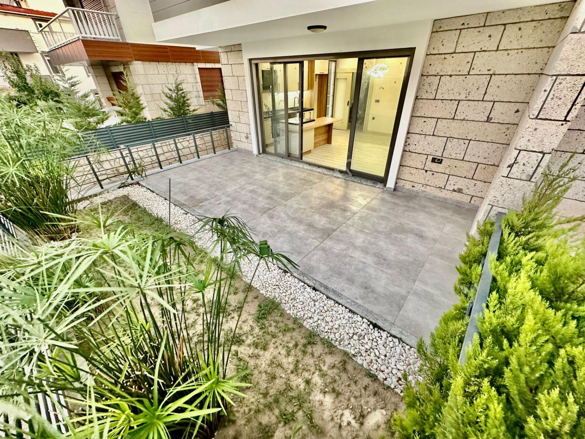 ✨akçay Ay Emlaktan✨narlı'da Yolun Altında Deniz Ve Dağ Çift Mutfak Manzaralı Teraslı 5+1 Lüks Villa