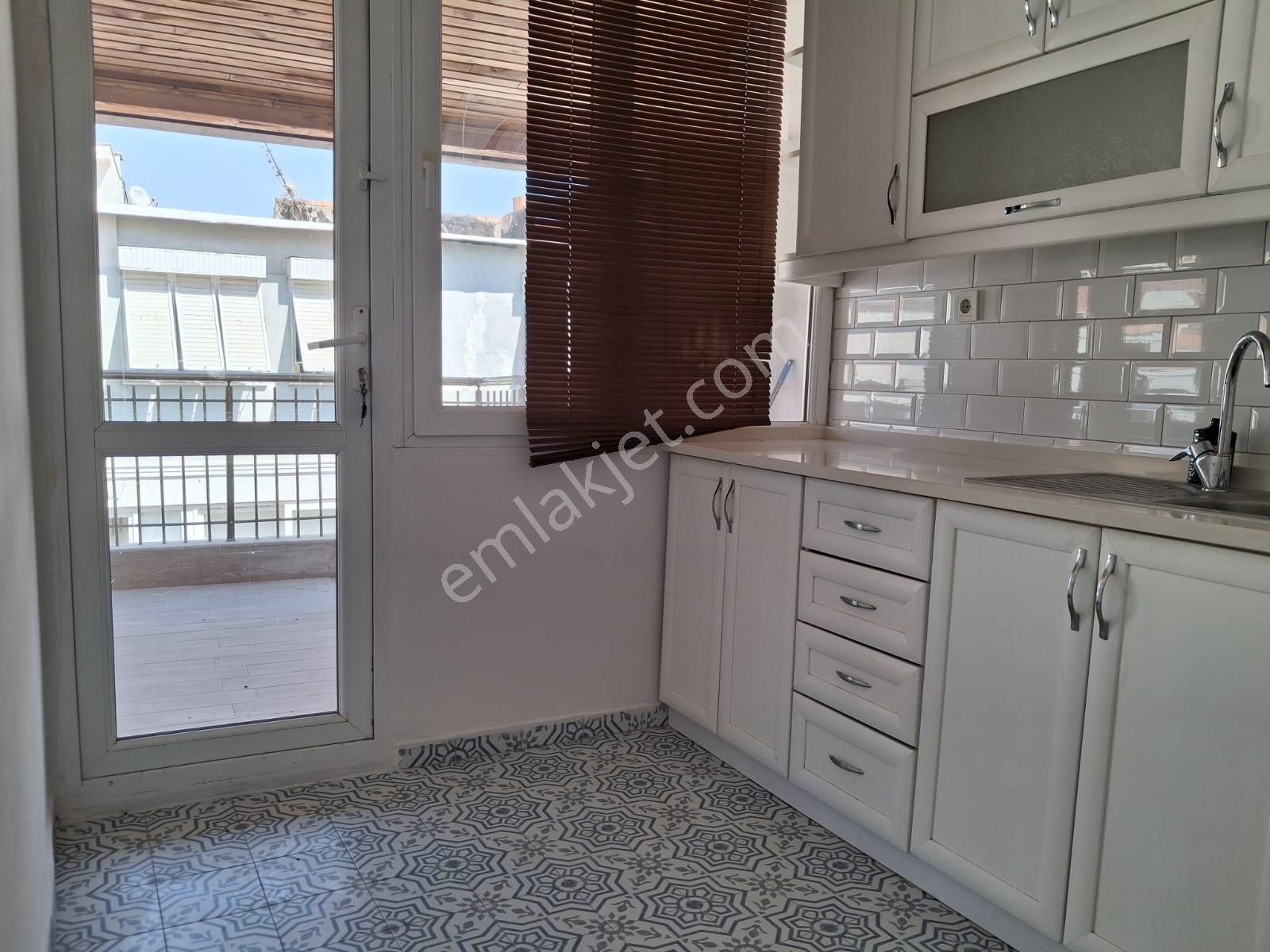 Güzelyalıda 24 Sokakda İçi Yapılı Teraslı İki Adet Balkonlu Son Kat - Görsel 23