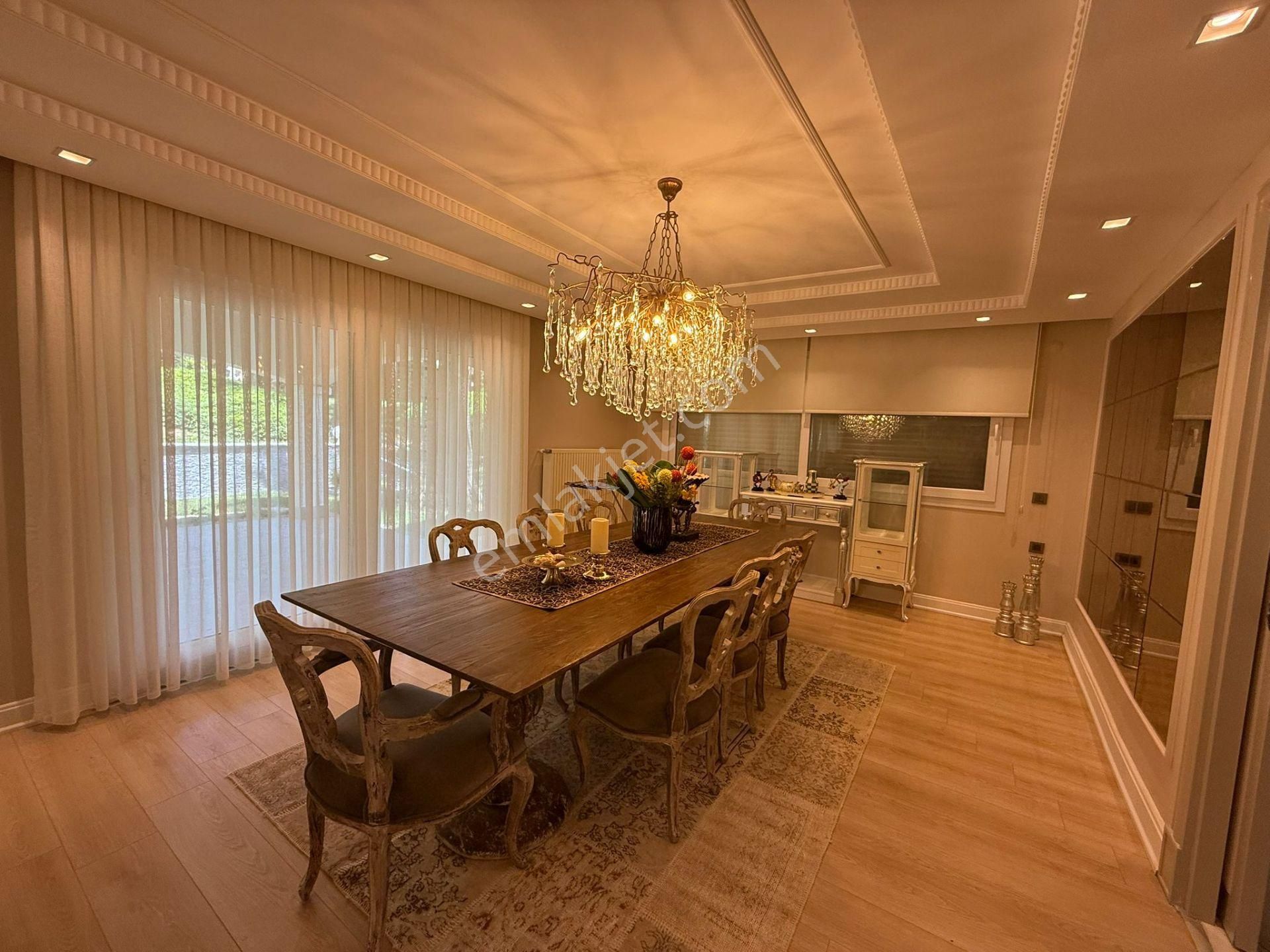 Urla Hisar Evleri Sitesinde Lüks Eşyalı Satılık Villa