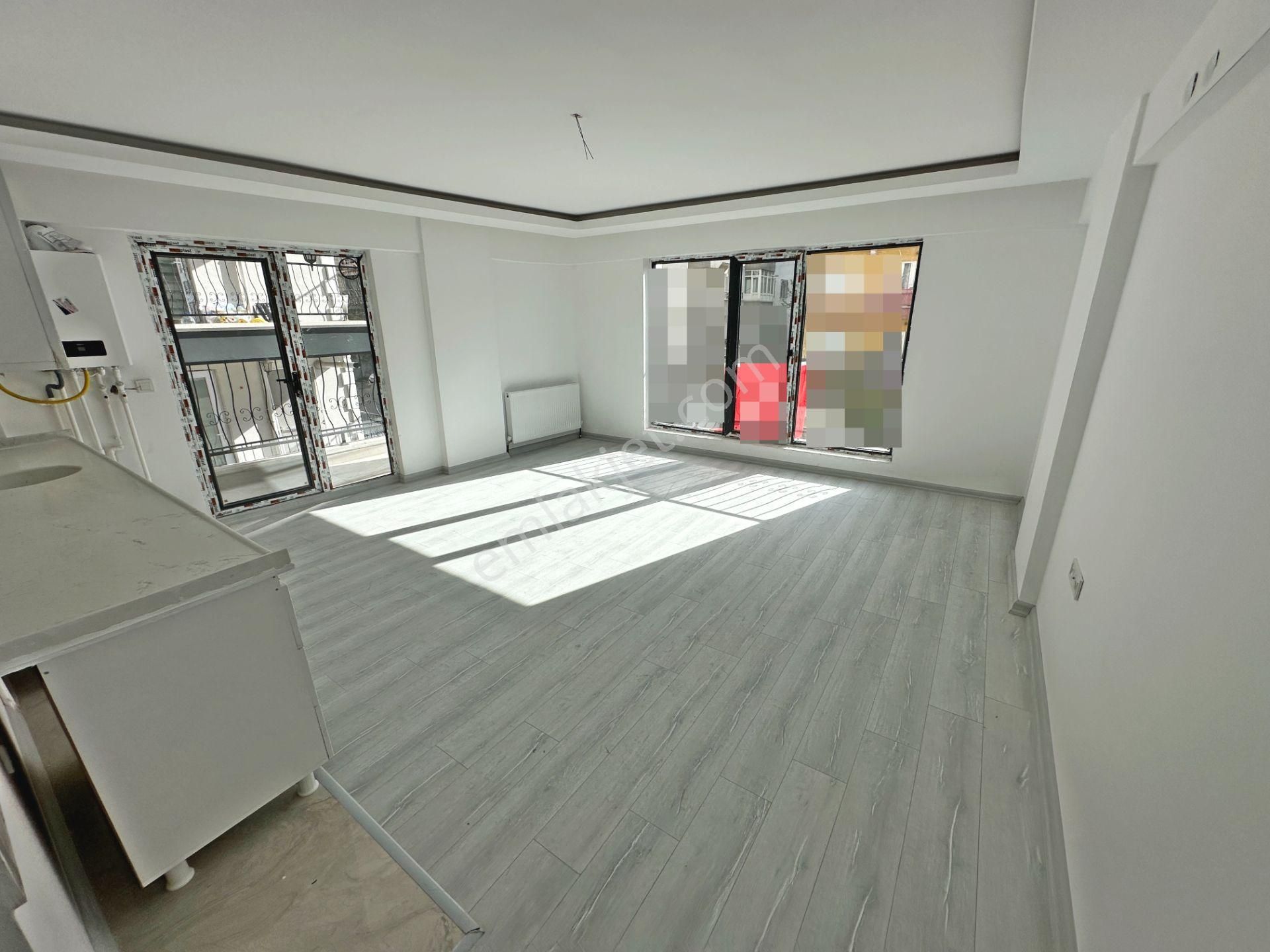 Ertuğrul Gazi Mahallesinde Metro Yakını Ara Katta Asansörlü 2+1 Satılık Daire - Görsel 2