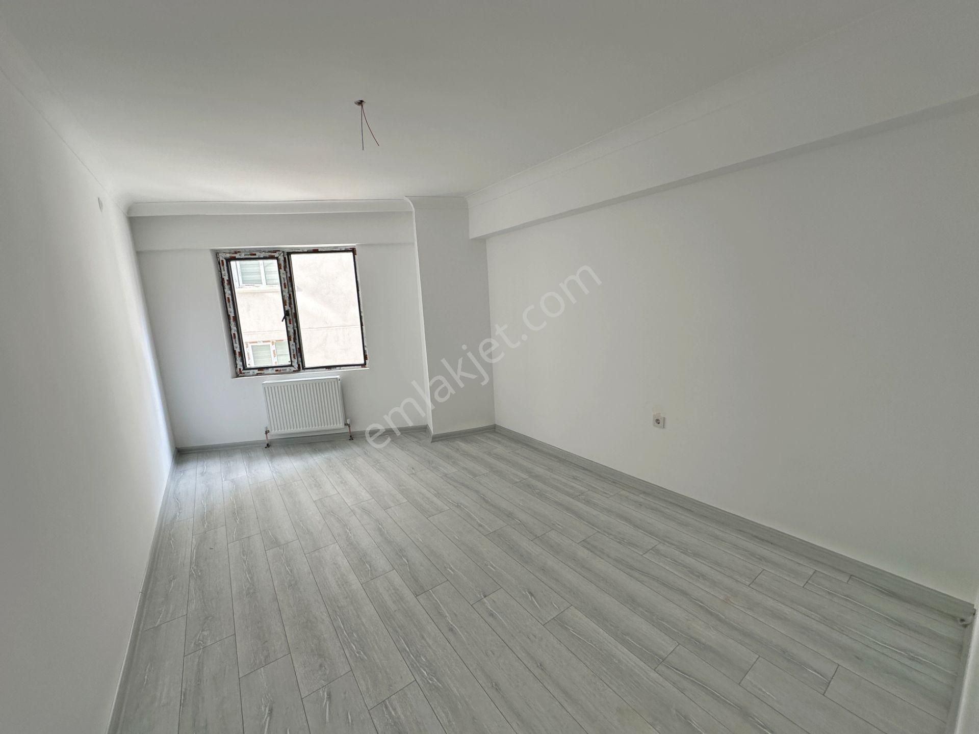 Ertuğrul Gazi Mahallesinde Metro Yakını Ara Katta Asansörlü 2+1 Satılık Daire - Görsel 6