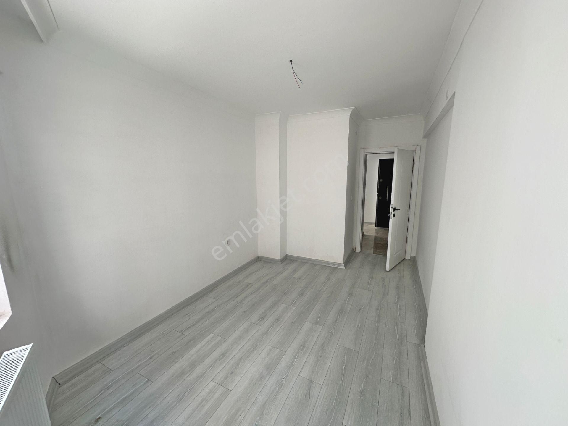 Ertuğrul Gazi Mahallesinde Metro Yakını Ara Katta Asansörlü 2+1 Satılık Daire - Görsel 11