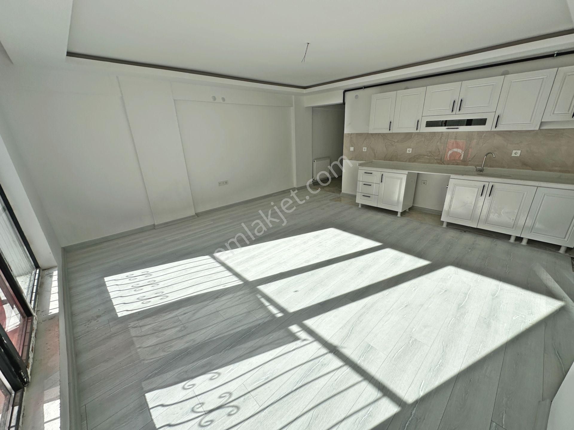 Ertuğrul Gazi Mahallesinde Metro Yakını Ara Katta Asansörlü 2+1 Satılık Daire - Görsel 4