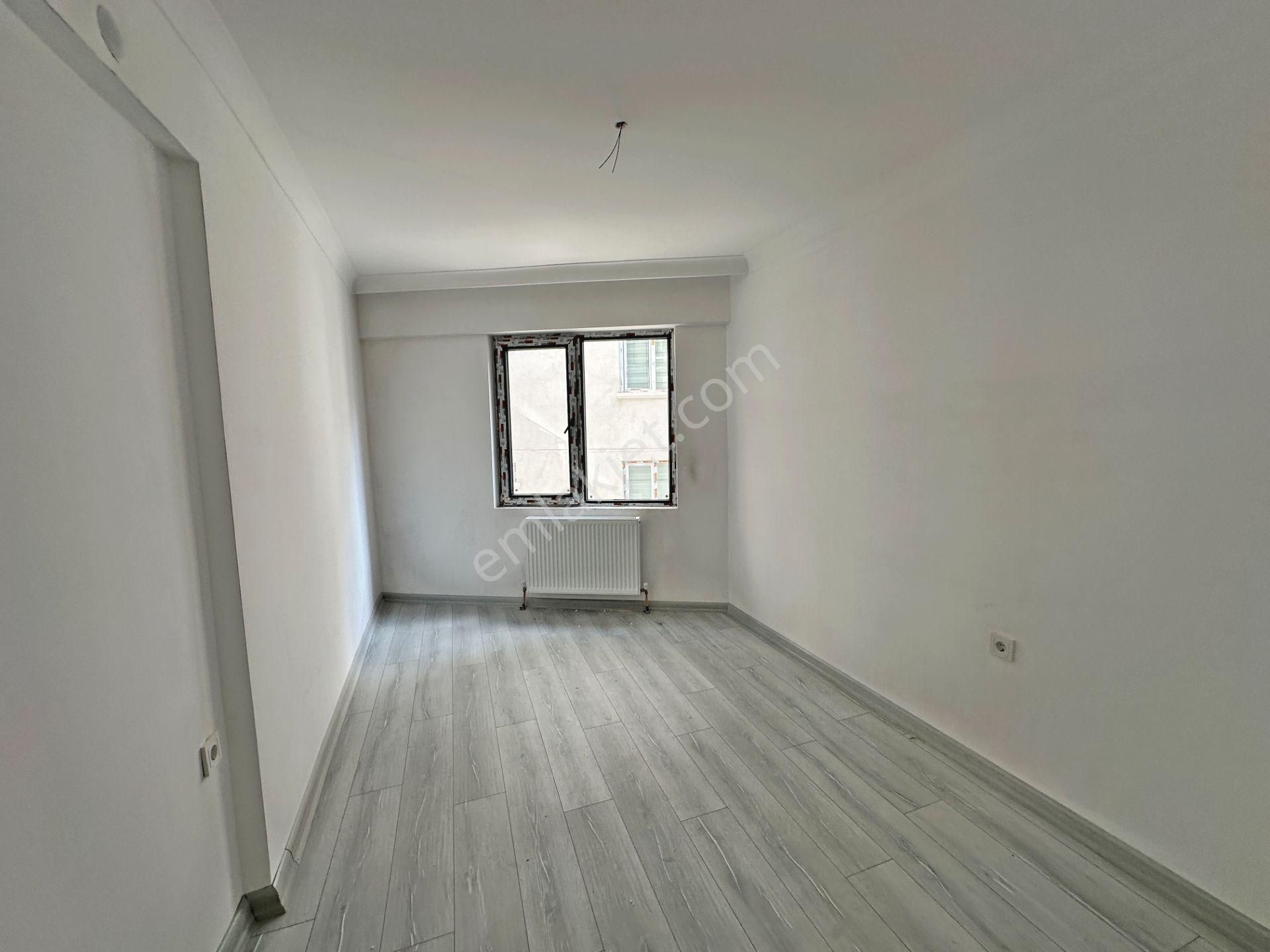 Ertuğrul Gazi Mahallesinde Metro Yakını Ara Katta Asansörlü 2+1 Satılık Daire - Görsel 10