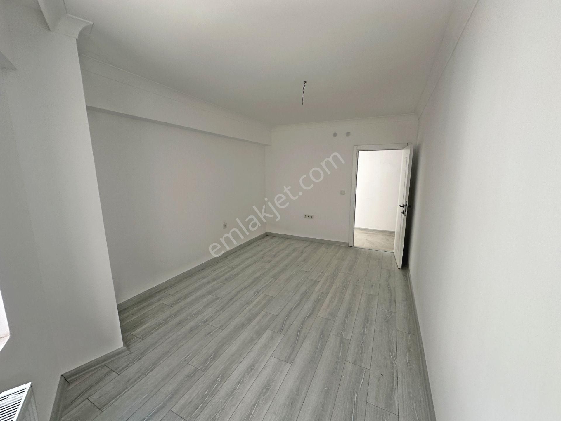 Ertuğrul Gazi Mahallesinde Metro Yakını Ara Katta Asansörlü 2+1 Satılık Daire - Görsel 7