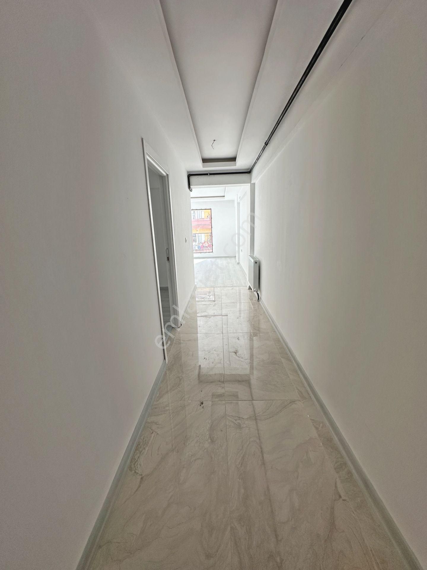 Ertuğrul Gazi Mahallesinde Metro Yakını Ara Katta Asansörlü 2+1 Satılık Daire - Görsel 12