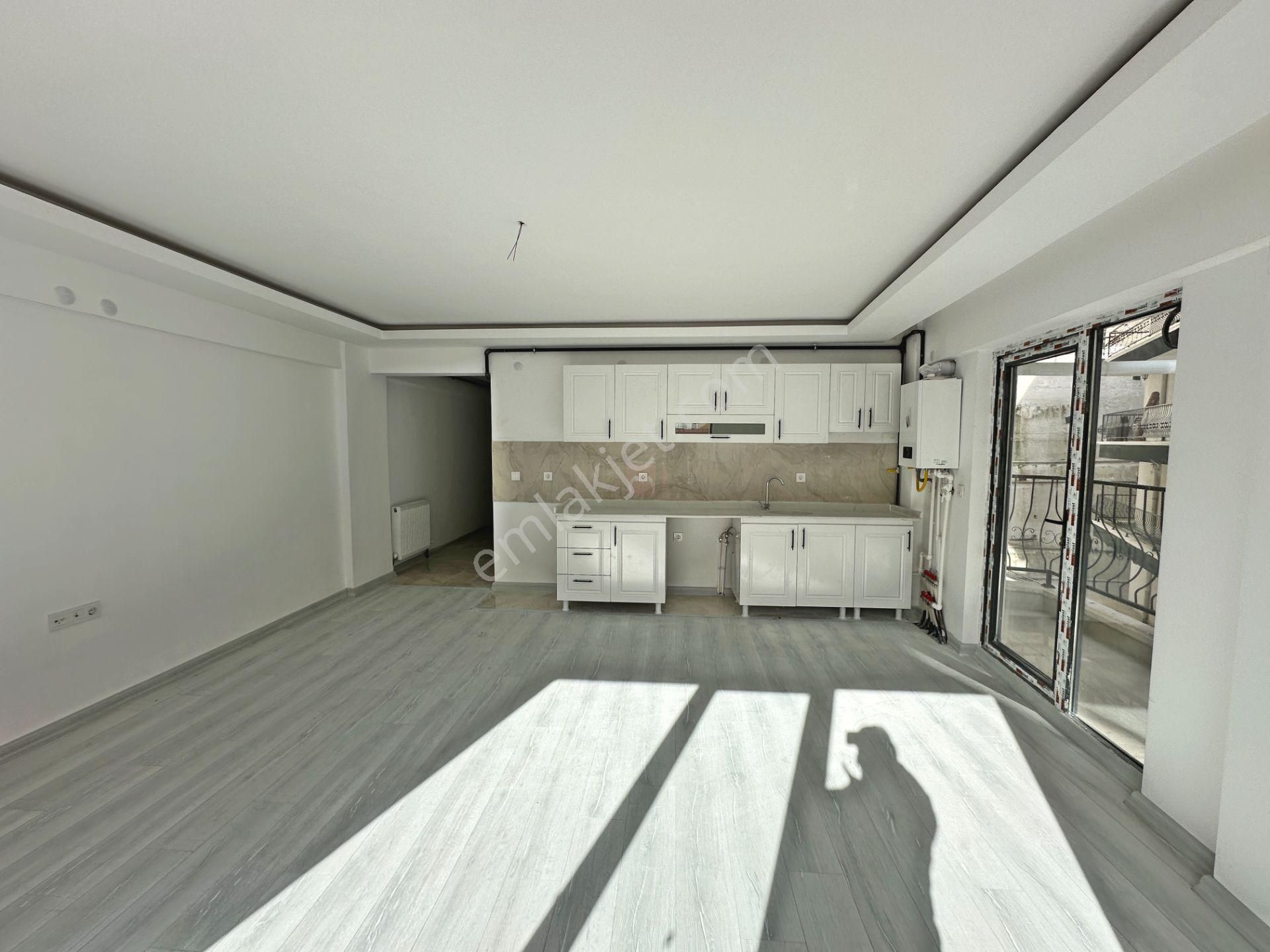 Ertuğrul Gazi Mahallesinde Metro Yakını Ara Katta Asansörlü 2+1 Satılık Daire - Görsel 3