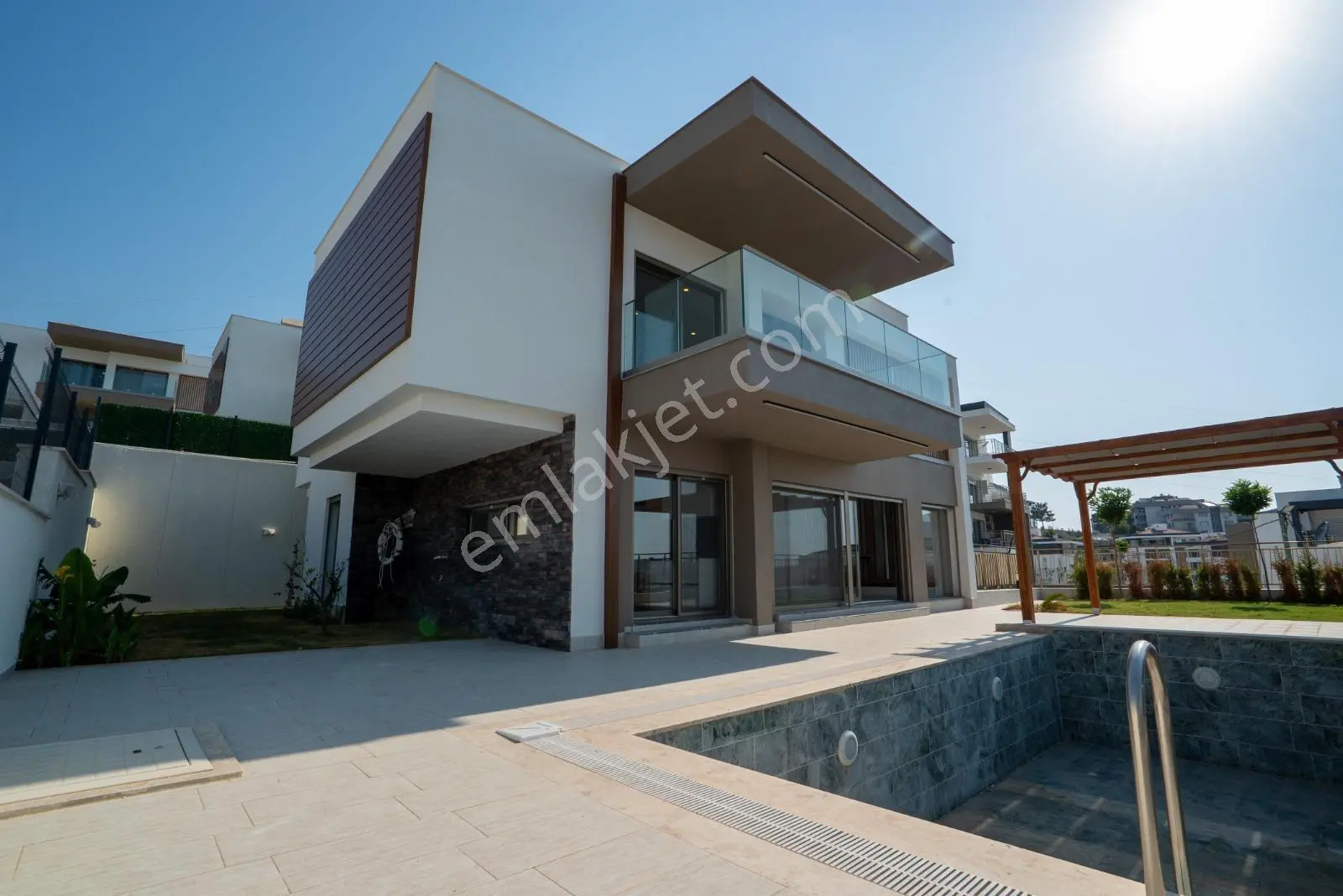 Kuşadası Değirmendere Bölgesi Acil Satılık Asansör-havuz-kapalı Otoparklı Villa - Görsel 2